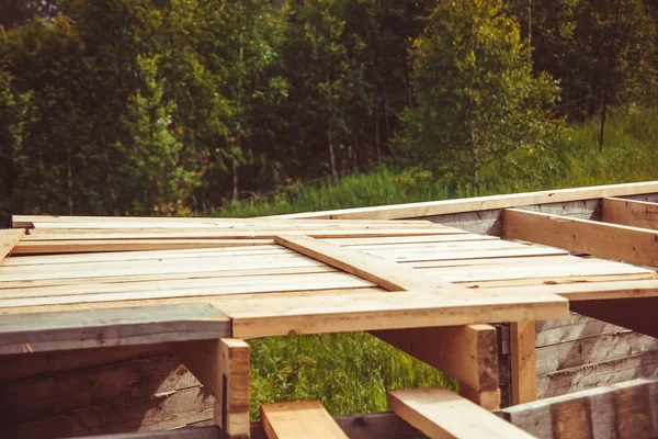 bitmemiş bir ahşap ev