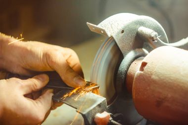 Taşlama tezgahı keskinleştirir