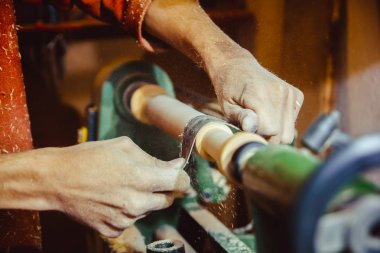 bir Torna üzerinde ahşap zımpara