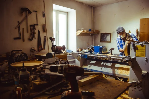 Meister in einer Holzwerkstatt — Stockfoto