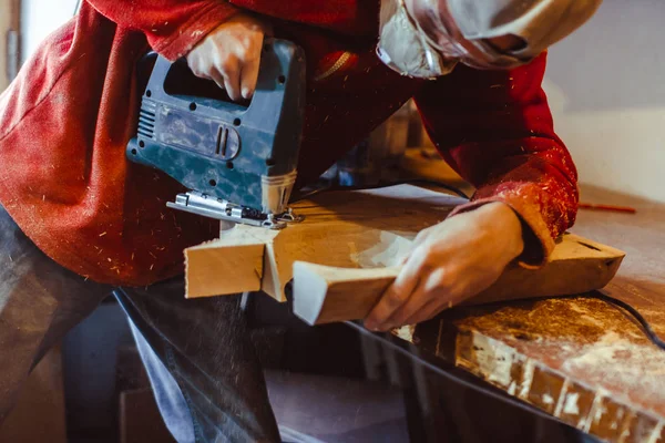 Master zagen met hout zagen — Stockfoto