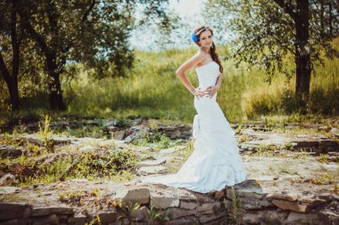 Gelin açık havada duruyor