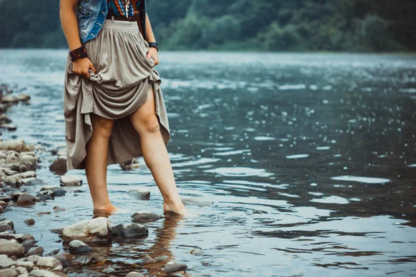 Pies de una mujer en un río —  Fotos de Stock