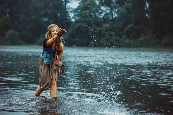 川で女性の足 — ストック写真