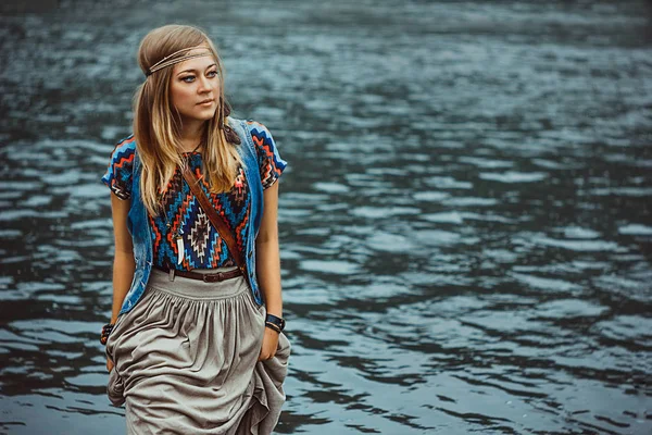 kıza karşı bir ağaca doğru eğildi.