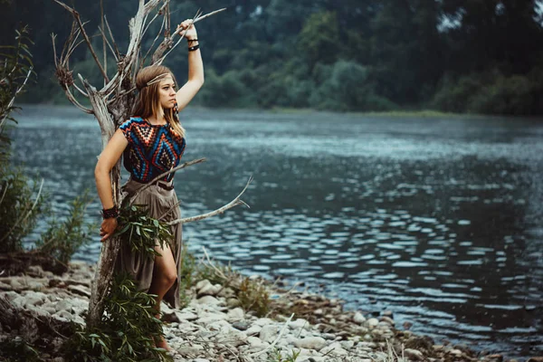 kıza karşı bir ağaca doğru eğildi.