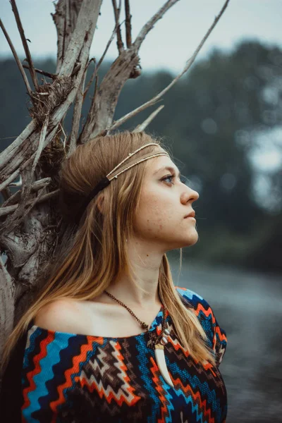La ragazza si appoggiò a un albero — Foto Stock