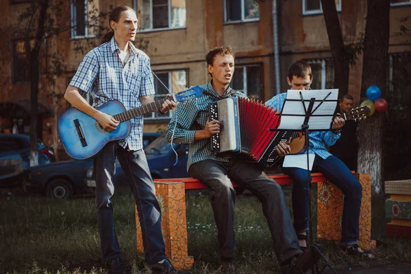 Rusya, Novokuzneck - 7.04.2013: Müzisyenler sokakta şarkı