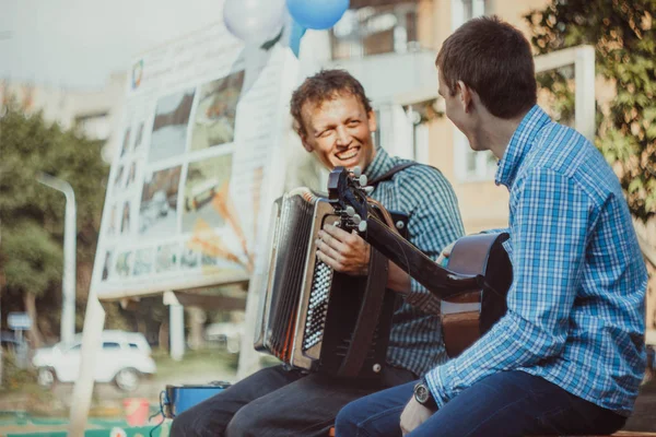 Rusland, Novokuzneck - 7.04.2013: Muzikanten zingen op straat — Stockfoto