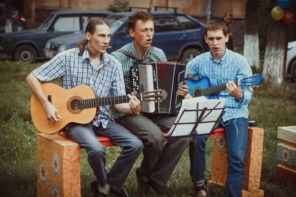 Rusya, Novokuzneck - 7.04.2013: Müzisyenler sokakta şarkı