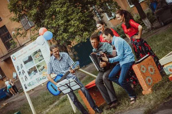 Russland, novokuzneck - 7.04.2013: musiker singen auf der straße — Stockfoto