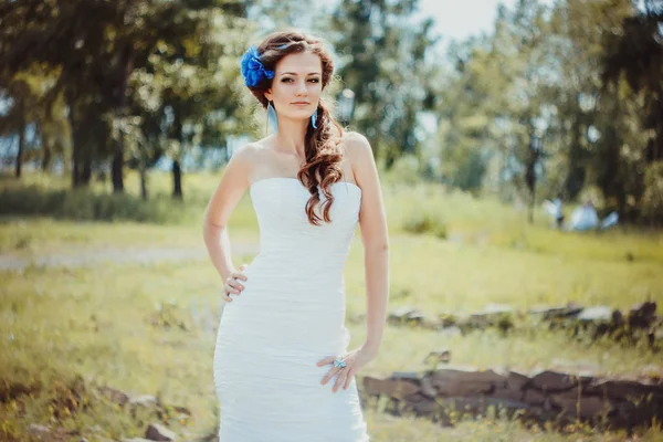 Gelin açık havada duruyor