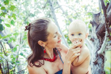 çocuk anne ile açık havada