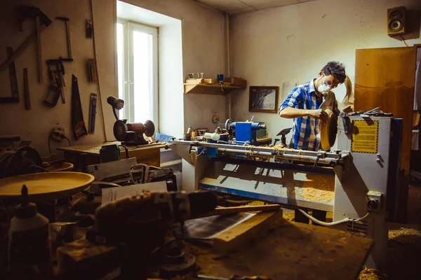 Master in een houten workshop — Stockfoto