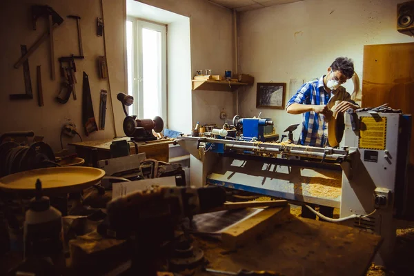 Meister in einer Holzwerkstatt — Stockfoto