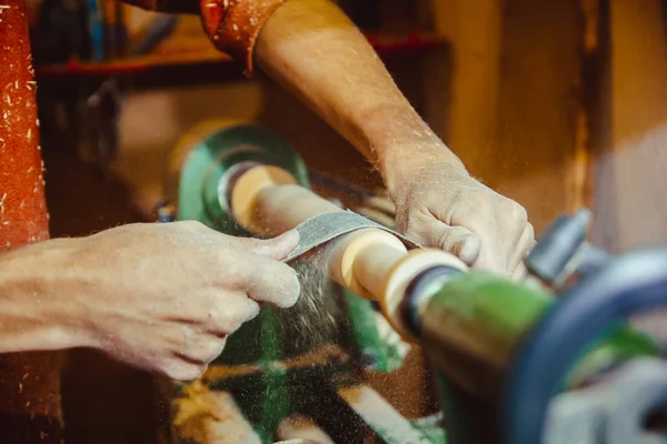 bir Torna üzerinde ahşap zımpara