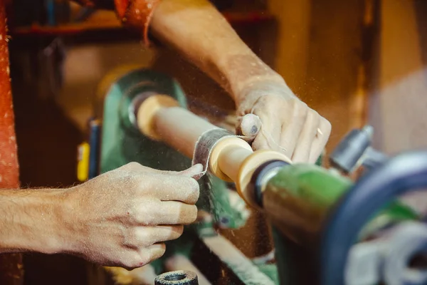 Lijar madera sobre un torno —  Fotos de Stock