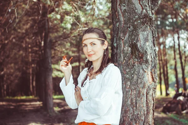 Hippie-Frau am Baum — Stockfoto