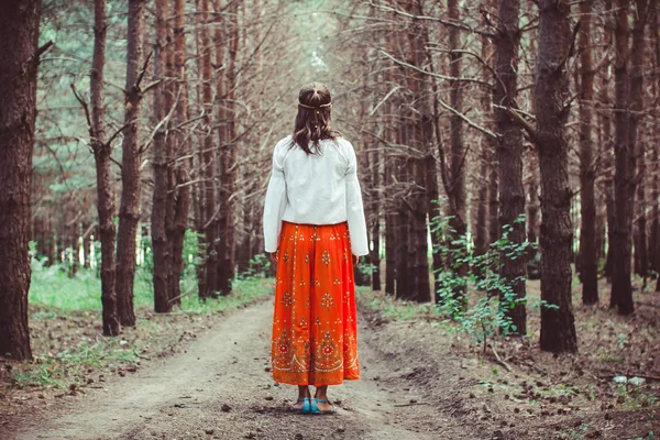 Žena stojící mezi stromy — Stock fotografie