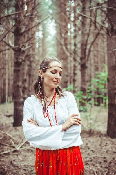 Eine Frau steht zwischen Bäumen — Stockfoto