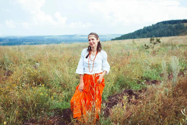 Frau im Rock auf dem Feld — Stockfoto