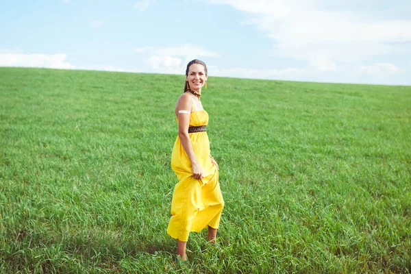 Kız Açık yeşil çayır