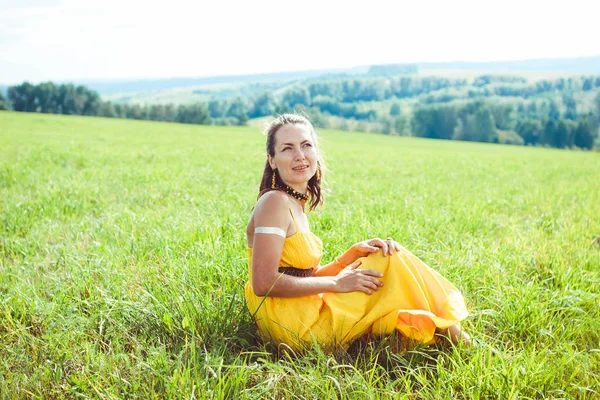 Kız Açık yeşil çayır