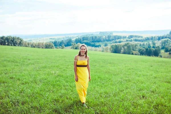 Kız Açık yeşil çayır