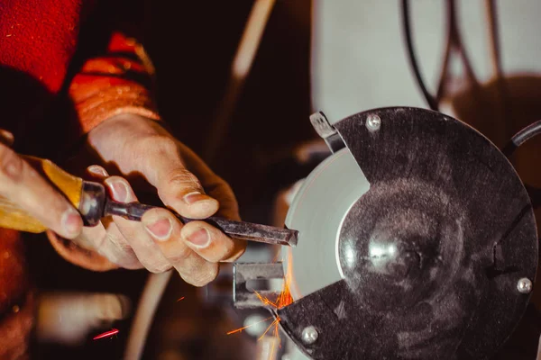 Verscherping van de cutter op de machine — Stockfoto