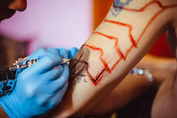 A mester csinál a tetoválás — Stock Fotó