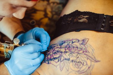 Ana dövme kadın sırtında