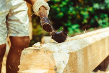 bir adam bir günlük keser