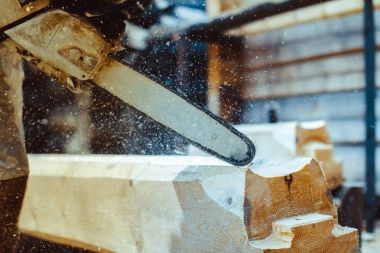 çalışan bir chainsaw Ağaç kesme tezgahlar