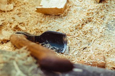 ağaca balta yatıyor