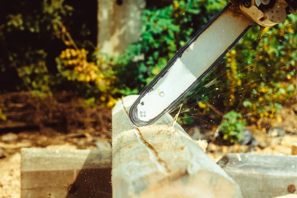 çalışan bir chainsaw Ağaç kesme tezgahlar