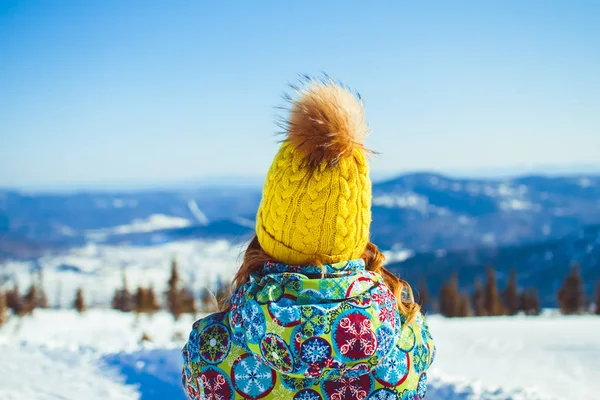 Nő kalapban a hegyekben, télen — Stock Fotó