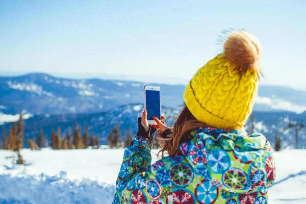 Russland, Sibirien, 8.03.2017: Frau fotografiert Berge im Winter — Stockfoto