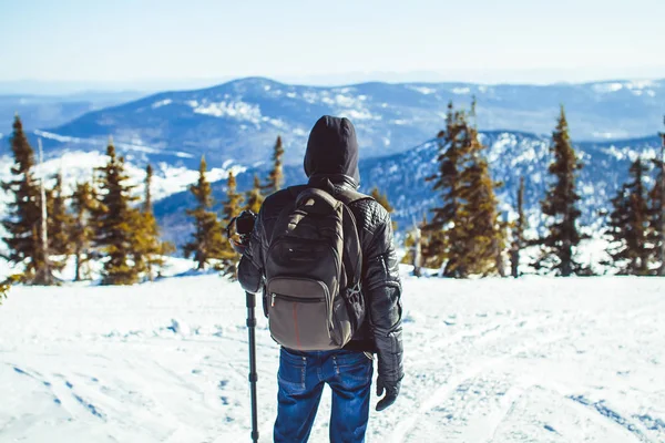Kışın dağlarda biri