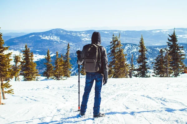 Kışın dağlarda biri