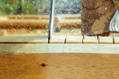 çalışan bir chainsaw Ağaç kesme tezgahlar