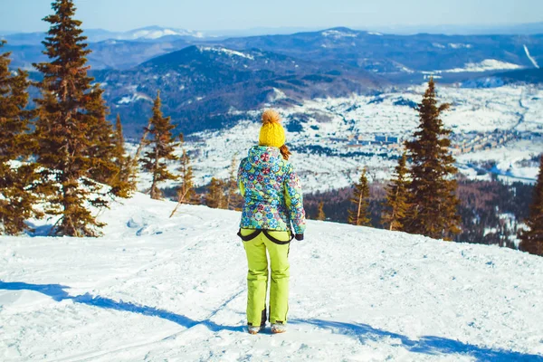 Eine Frau steht im Winter in den Bergen — Stockfoto