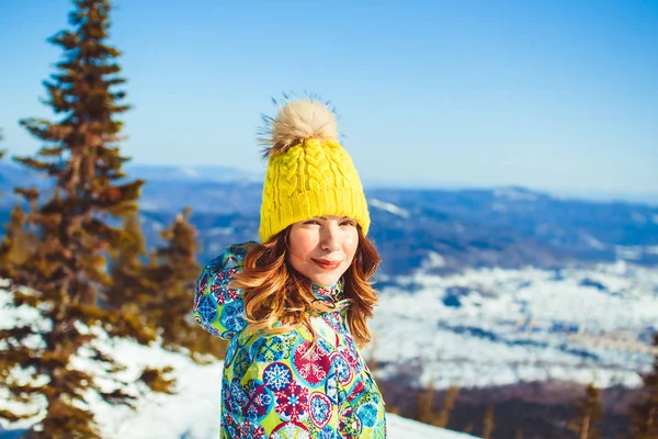 在山区冬天的帽子的女人 — 图库照片