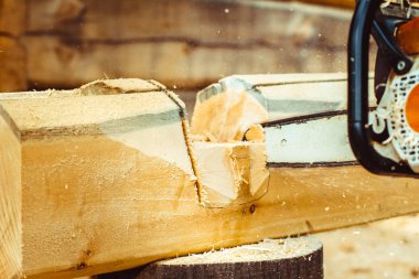 çalışan bir chainsaw Ağaç kesme tezgahlar