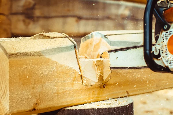 çalışan bir chainsaw Ağaç kesme tezgahlar