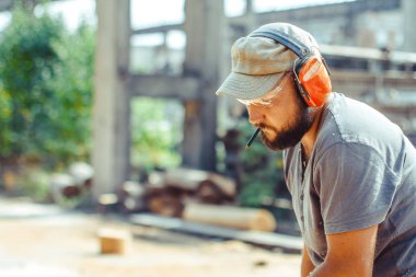 bir adam bir günlük bir testere ile kesme