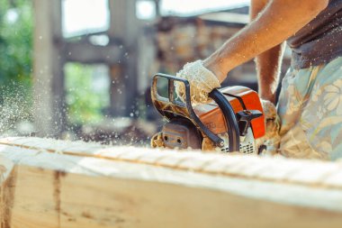 çalışan bir chainsaw Ağaç kesme tezgahlar