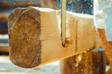 çalışan bir chainsaw Ağaç kesme tezgahlar