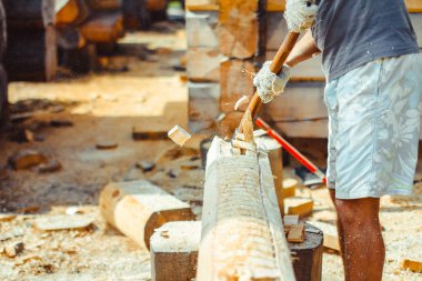 bir adam bir günlük keser