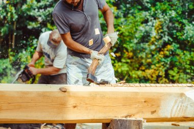 bir adam bir günlük keser