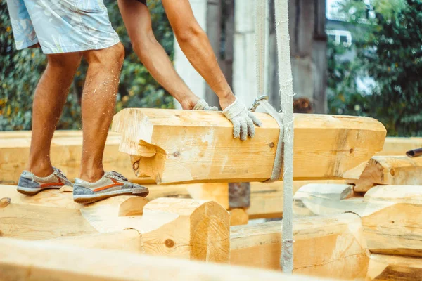 Travailleurs construisent une maison de rondins — Photo